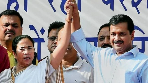 দিল্লি পুলিশের হেফাজত থেকে মুক্ত কেজরিওয়াল-মমতা, আটককে ‘অপহরণ’ বললেন তৃণমূল নেত্রী